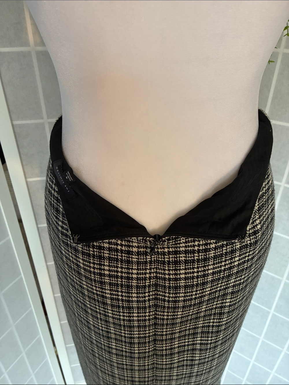 The Limited Black and White Plaid Pencil Skirt in Size 8 - Picture 6 of 8